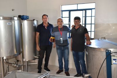 DR. LÍDIO VISITA INSTALAÇÕES DA CASA DO MEL E PROMETE APOIO AOS APICULTORES. DR. LÍDIO VISITA INSTALAÇÕES DA CASA DO MEL E PROMETE APOIO AOS APICULTORES.