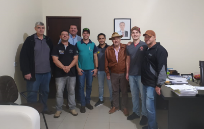 COMERCIANTES SE UNEM PARA PROMOVER EVENTO PROMOCIONAL COM ENCONTRO DE CARROS ANTIGOS. COMERCIANTES SE UNEM PARA PROMOVER EVENTO PROMOCIONAL COM ENCONTRO DE CARROS ANTIGOS.
