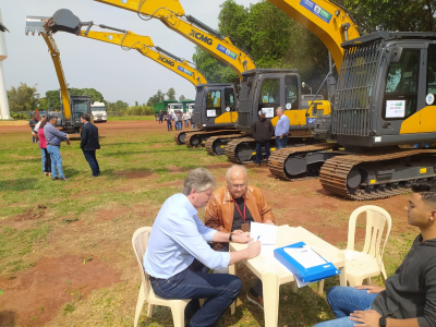 DR. LÍDIO CONQUISTA ESCAVADEIRA HIDRÁULICA E REFORÇA FROTA DE MAQUINÁRIOS DE IGUATEMI. DR. LÍDIO CONQUISTA ESCAVADEIRA HIDRÁULICA E REFORÇA FROTA DE MAQUINÁRIOS DE IGUATEMI.