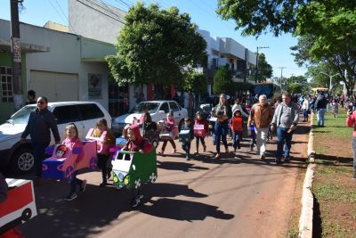 NA SEMANA DO TRÂNSITO, ALUNOS DA EDUCAÇÃO INFANTIL DESFILAM NA AVENIDA PRINCIPAL COM CARRINHOS DE PAPELÃO. NA SEMANA DO TRÂNSITO, ALUNOS DA EDUCAÇÃO INFANTIL DESFILAM NA AVENIDA PRINCIPAL COM CARRINHOS DE PAPELÃO.