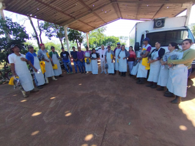 MEMBROS DE COOPERATIVA DE RECICLÁVEIS RECEBEM EPI’s PELAS MÃOS DO PREFEITO. MEMBROS DE COOPERATIVA DE RECICLÁVEIS RECEBEM EPI’s PELAS MÃOS DO PREFEITO.
