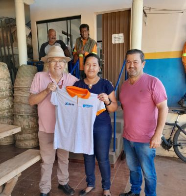 PREFEITO E SECRETARIO ENTREGAM UNIFORMES À SERVIDORES DA SECRETARIA DE OBRAS.