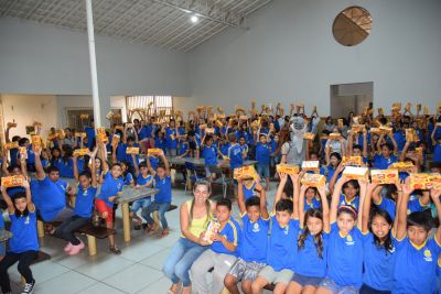 COELHO DA PÁSCOA ENTREGA CAIXAS DE CHOCOLATES PARA ALUNOS DA REDE MUNICIPAL DE ENSINO. COELHO DA PÁSCOA ENTREGA CAIXAS DE CHOCOLATES PARA ALUNOS DA REDE MUNICIPAL DE ENSINO.
