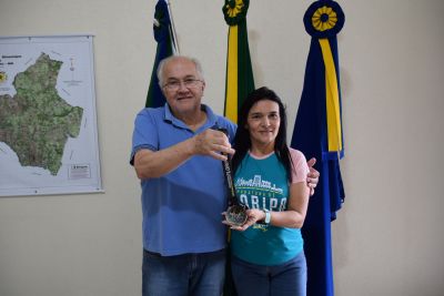 PREFEITO LÍDIO LEDESMA RECEBE ATLETA MARATONISTA EM SEU GABINETE.