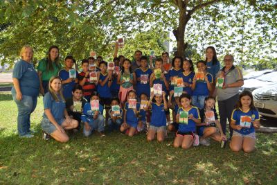 ALUNOS DA ESCOLA TANCREDO NEVES PARTICIPAM DE PROJETO-UM POEMA EM CADA ÁRVORE. ALUNOS DA ESCOLA TANCREDO NEVES PARTICIPAM DE PROJETO-UM POEMA EM CADA ÁRVORE.