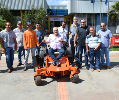 PREFEITURA DE IGUATEMI ADQUIRE TRATOR CORTADOR DE GRAMA PARA AGILIZAR A LIMPEZA URBANA. PREFEITURA DE IGUATEMI ADQUIRE TRATOR CORTADOR DE GRAMA PARA AGILIZAR A LIMPEZA URBANA.