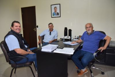 PREFEITO SE REÚNE COM PRESIDENTE DA CÂMARA E PRESIDENTE DO CLUBE DE LAÇO ESTRELA DE IGUATEMI. PREFEITO SE REÚNE COM PRESIDENTE DA CÂMARA E PRESIDENTE DO CLUBE DE LAÇO ESTRELA DE IGUATEMI.