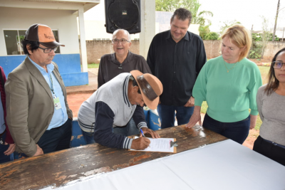 PREFEITURA DE IGUATEMI E CONAB ASSINAM CONTRATOS DE FORNECIMENTO DE PRODUTOS DA AGRICULTURA FAMILIAR. PREFEITURA DE IGUATEMI E CONAB ASSINAM CONTRATOS DE FORNECIMENTO DE PRODUTOS DA AGRICULTURA FAMILIAR.