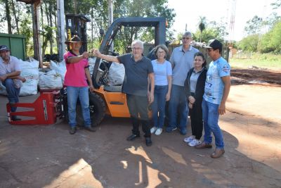 COOPERATIVA DE RECICLAGEM DE IGUATEMI RECEBE NOVA EMPILHADEIRA E BALANÇA PARA AGILIZAR OS TRABALHOS. COOPERATIVA DE RECICLAGEM DE IGUATEMI RECEBE NOVA EMPILHADEIRA E BALANÇA PARA AGILIZAR OS TRABALHOS.