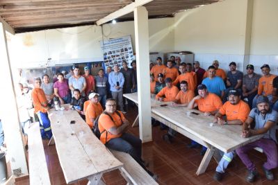 PREFEITO LÍDIO LEDESMA VISITA PÁTIO DE OBRAS PARA APRESENTAR NOVO SECRETÁRIO AOS SERVIDORES. PREFEITO LÍDIO LEDESMA VISITA PÁTIO DE OBRAS PARA APRESENTAR NOVO SECRETÁRIO AOS SERVIDORES.