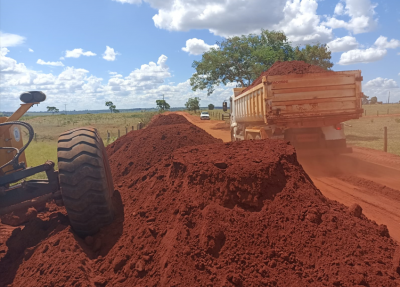 SECRETARIA DE OBRAS REALIZA NIVELAMENTO E PATROLAMENTO DO CORREDOR DE ACESSO AO ACAMPAMENTO, CASA DO MEL E DEMAIS PROPRIEDADES.