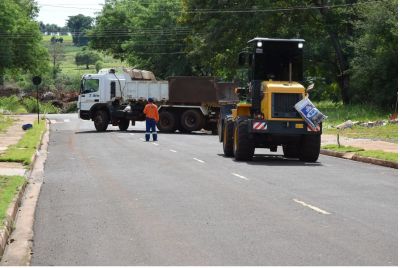 EQUIPES DA SECRETARIA DE OBRAS INTENSIFICAM TRABALHOS DE LIMPEZA NA VILA NOVA ESPERANÇA.