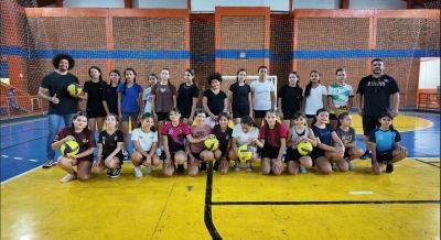 NÚMERO EXPRESSIVO DE MENINAS NO PRIMEIRO TREINO DA CATEGORIA DE BASE DO VÔLEI FEMININO SURPREENDEU SECRETÁRIO E COORDENADOR.