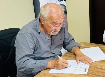 PREFEITURA DE IGUATEMI EQUIPARA O SALÁRIO DOS PROFESSORES DA REDE MUNICIPAL DE ENSINO AO PISO NACIONAL. PREFEITURA DE IGUATEMI EQUIPARA O SALÁRIO DOS PROFESSORES DA REDE MUNICIPAL DE ENSINO AO PISO NACIONAL.