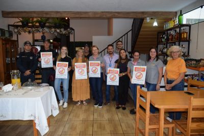 COMERCIANTES DE IGUATEMI SÃO ORIENTADOS SOBRE PROIBIÇÃO DE VENDA DE BEBIDAS ALCOÓLICAS PARA MENORES DE 18 ANOS. COMERCIANTES DE IGUATEMI SÃO ORIENTADOS SOBRE PROIBIÇÃO DE VENDA DE BEBIDAS ALCOÓLICAS PARA MENORES DE 18 ANOS.