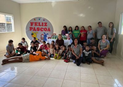 CRIANÇAS DO PROGRAMA NOVO OLHAR, DA ASSISTÊNCIA SOCIAL DE IGUATEMI, RECEBEM CAIXAS DE CHOCOLATES EM COMEMORAÇÃO À PÁSCOA.