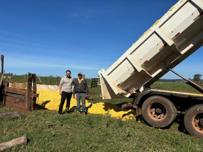 PRODUTORES RURAIS DO ASSENTAMENTO RANCHO LOMA RECEBEM CARGA DE MASSA DE MILHO SEM GASTOS COM TRANSPORTE SOMENTE COM O DIESEL.