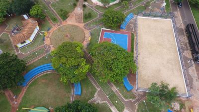 PREFEITURA DE IGUATEMI ESTÁ REPONDO A AREIA DA QUADRA DA PRAÇA MARCÍLIO AUGUSTO PINTO.