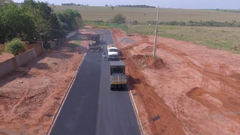 PREFEITURA DE IGUATEMI INICIA PAVIMENTAÇÃO ASFÁLTICA NA RUA ANTÔNIO FLORISVAL ROSSI (ANTIGA CASTELO BRANCO), NO BAIRRO DA VILA NOVA ESPERANÇA.
