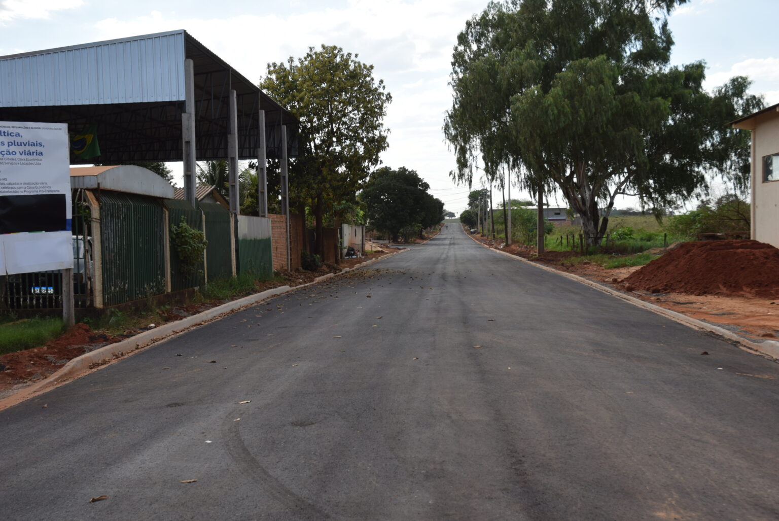 OBRAS DA PREFEITURA POR TODA CIDADE MELHORAM A INFRAESTRUTURA URBANA DE IGUATEMI.
