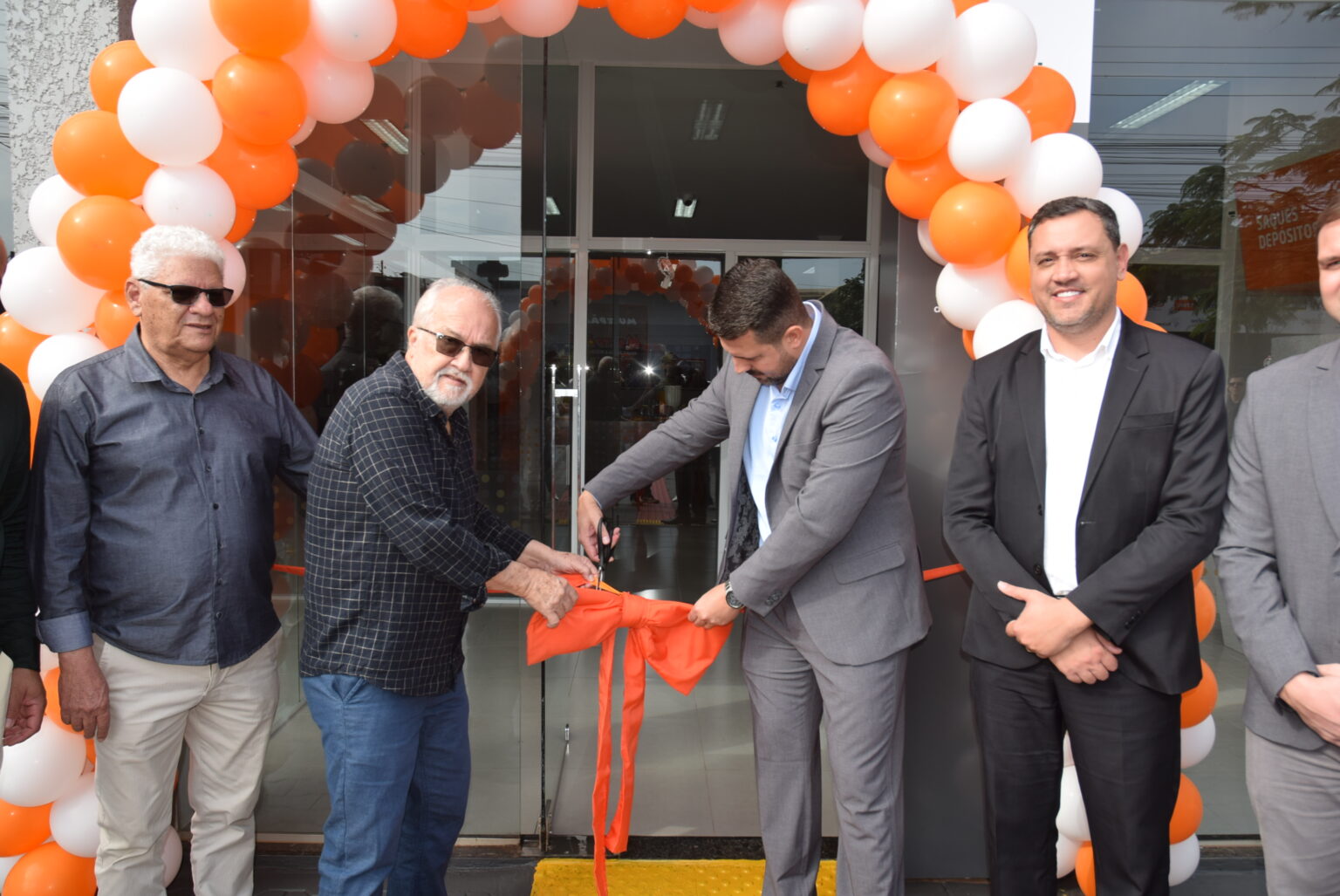 PREFEITO LÍDIO LEDESMA PRESTIGIA INAUGURAÇÃO DA AGENCIA DA CRESOL EM IGUATEMI.