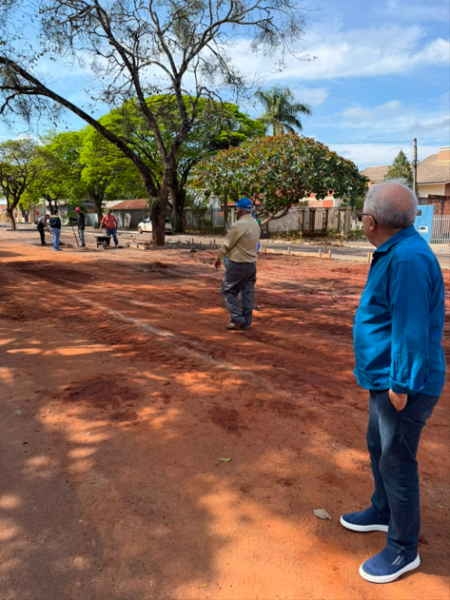 PREFEITO DR. LÍDIO VISITA OBRA DE NOVO ESTACIONAMENTO NA IGREJA MATRIZ.