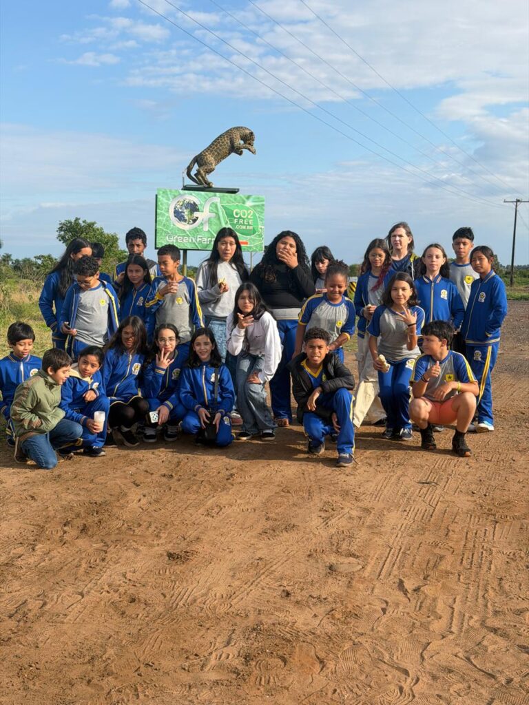 DIREÇÃO DA ESCOLA TANCREDO NEVES PROMOVE VISITA DOS ESTUDANTES À FAZENDA GREEN FARM NO MUNICÍPIO DE ITAQUIRAI-MS.