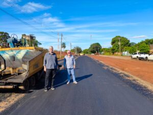 PREFEITO LÍDIO LEDESMA ACOMPANHA ANDAMENTO DAS OBRAS DE PAVIMENTAÇÃO ASFÁLTICA DA RUA OCÍDIO DA COSTA.