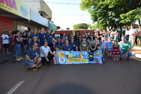 ALUNOS DA EDUCAÇÃO INFANTIL DESFILAM NA PRINCIPAL AVENIDA DA CIDADE COM CARRINHOS DE PAPELÃO, EM ALUSÃO À SEMANA DO TRÂNSITO”.