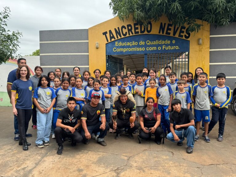 ESTUDANTES DA ESCOLA DE TEMPO INTEGRAL TANCREDO NEVES RECEBEM A VISITA DO CACIQUE ROBERTO CARLOS, DA ALDEIA PORTO LINDO.